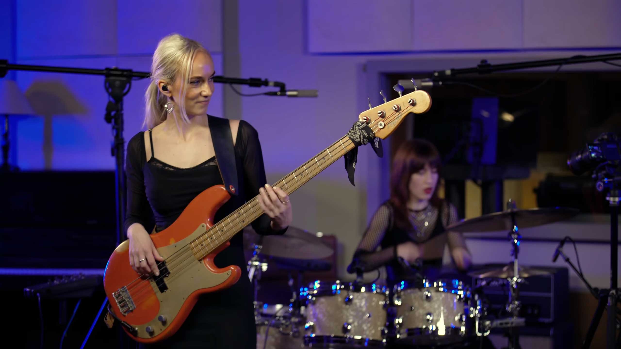 Watch: The Cool Quest's Ilse de Vries Shows Off Hypnotic Bass Groove on 