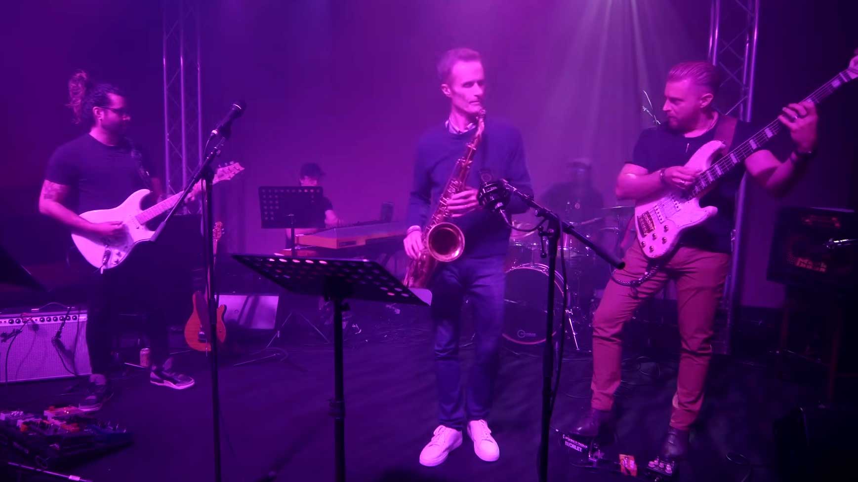 Supergroup Fusion: Hadrien Feraud, Bob Reynolds, Sput & Carlinhos Take Over Tiny Room